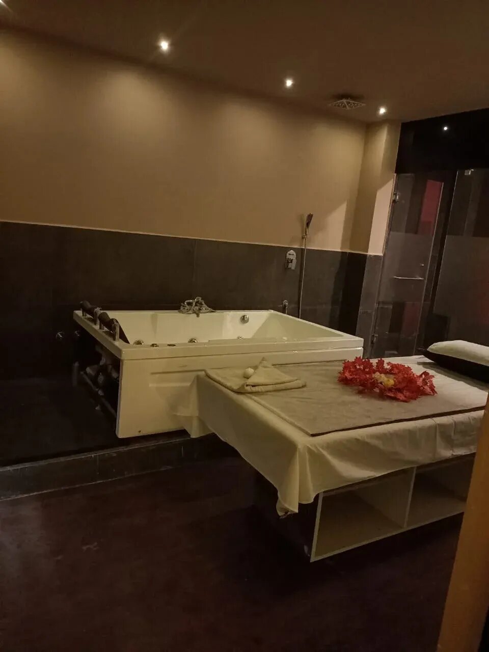 Royal Oak Spa In Gorai